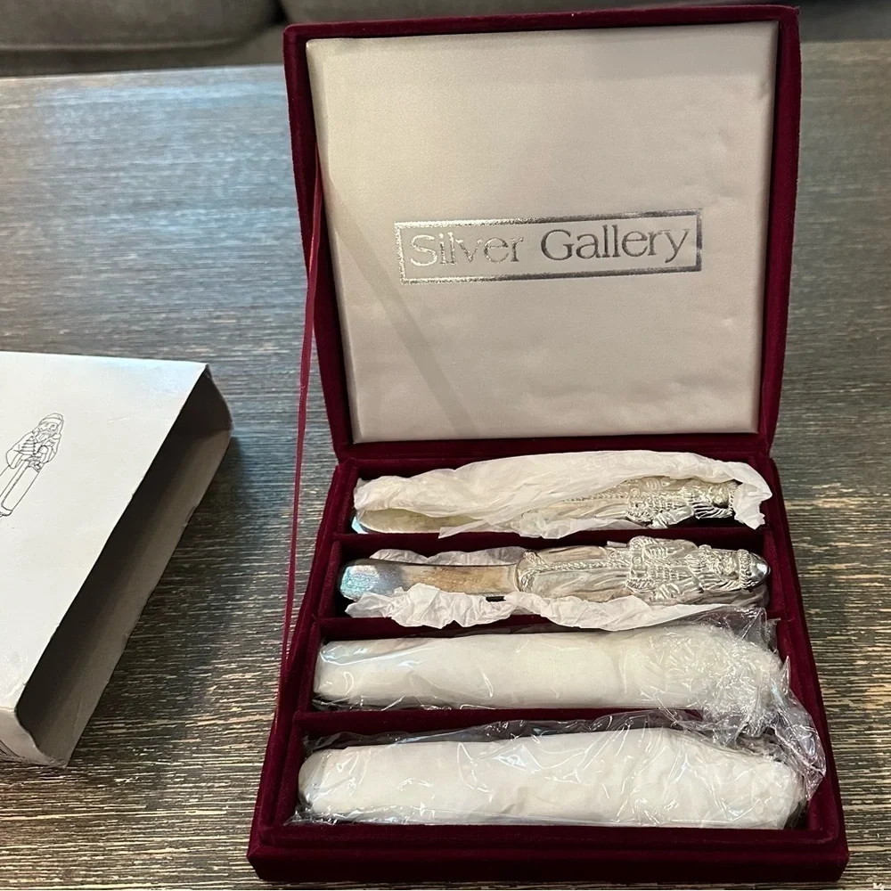 VTG GODINGER SILVER TREASURES SANTA CHEESE PATE SPREAD CHRISTMAS 4 KNIFE SET